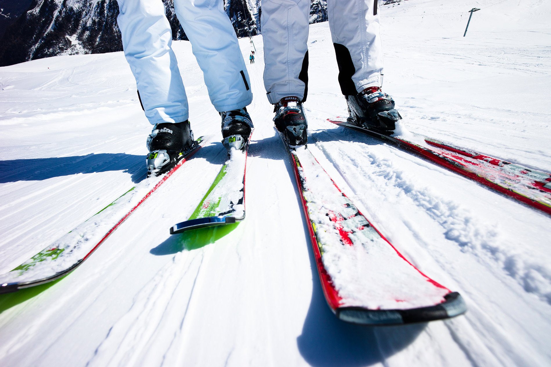Фото skiing. Горные лыжи. Спортивные лыжи. Катание на лыжах. Горнолыжное снаряжение.
